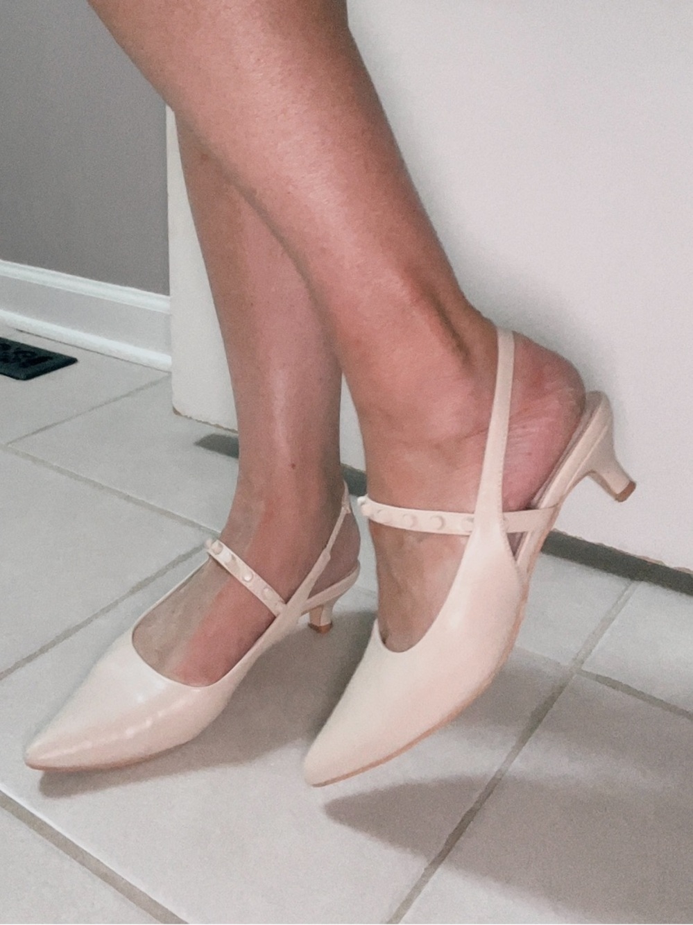 Torgeis New York Tamara sling back tan studded low heel pump size 8.
